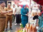 Bupati-Nganjuk-Marhaen-Djumadimeninjau-stan-bazar-produk-UMKM-ilustrasi-umkm-nganjuk.jpg