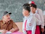 Bupati-Pasuruan-Rusdi-Sutejo-bersama-siswa-siswi-SDN-Mulyorejo-Kecamatan-Kraton.jpg