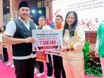 Bupati-Pasuruan-Rusdi-Sutejo-memberikan-reward-kepada-insan-olahraga-pasuruan.jpg