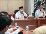 Bupati-Pasuruan-Rusdi-Sutejo-saat-mendengar.jpg