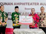Bupati-Pasuruan-Rusdi-Sutejo-saat-menerima.jpg