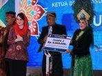 Bupati-Ponorogo-Sugiri-Sancoko-dan-Ketua-Dekranasda-Ponorogo-Susilowati.jpg