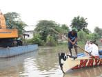 Bupati-Sidoarjo-Subandi-saat-memantau-progres-normalisasi-sungai-dengan-naik-perahu.jpg