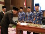 Bupati-Sidoarjo-Subandi-saat-menyerahkan-SK-pengangkatan-terhadap-324-pppk.jpg