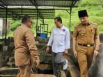Bupati-Trenggalek-Mochamad-Nur-Arifin-berpeci-mengajak-Rektor-Universitas-Brawijaya.jpg