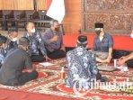 Bupati-Trenggalek-Mochamad-Nur-Arifin-ketika-menemui-tamu-dalam-kegiatan-Sonjo-Pendopo.jpg