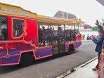 Bupati-Trenggalek-Mochamad-Nur-Arifin-memberangkatkan-Attractive-Tour-Bus-dari-GOR-Gajah-Putih.jpg