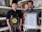 Bupati-Trenggalek-Mochamad-Nur-Arifin-menunjukkan-Penghargaan-Daerah-Tertib-Ukur-2021.jpg