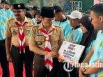 Bupati-Trenggalek-Mochamad-Nur-Arifin-menyerahkan-uang-pembinaan-kepada-atlet.jpg