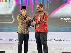 Bupati-Trenggalek-Mochamad-Nur-Arifin-raih-Penghargaan-dari-Katadata-Insight-Center-KIC.jpg