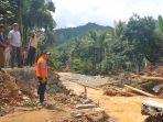 Bupati-Trenggalek-Mochamad-Nur-Arifin-saat-mengecek-jembatan-rusak-akibat-banjir.jpg