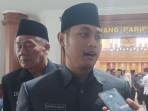 Bupati-Tuban-Aditya-Halindra-Faridzky-saat-memberikan-keterangan-kepada-wartawan.jpg