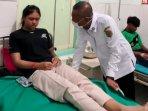 Bupati-Tulungagung-Gatut-Sunu-Wibowo-mengunjungi-para-siswa-korban-dugaan-keracunan-MBG.jpg