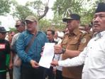 Ratusan Warga di Tulungagung Geruduk DPRD, Minta Jalan Desa Segera Diperbaiki, ini Penjelasan Bupati