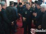 Bupati-Tulungagung-Maryoto-Birowo-menyalami-anggota-DPRD-Tulungagung-selepas-rapat-paripurna.jpg
