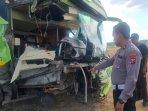 Bus-Gunung-Harta-ringsek-di-bagian-depan-usai-mengalami-kecelakaan-dengan-dump-truk-di-sampang.jpg