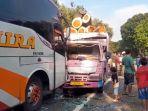 Bus-Mira-jurusan-Solo-Surabaya-adu-banteng-dengan-truk-di-Ngawi.jpg