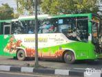 Bus-Trans-Jatim-baru-saja-menaikkan-penumpang-di-shelter-depan-kantor-PMI-Bangkalan.jpg
