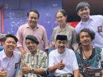 Cak-Sapari-posisi-duduk-dua-dari-kiri-bersama-pemain-film-Yowes-Ben.jpg
