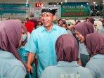 Calon-Bupati-Bojonegoro-Setyo-Wahono-di-tengah-tengah-para-pekerja-pabrik-rokok-di-Bojonegoro.jpg