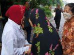 Calon-Gubernur-Jatim-nomor-urut-3-Tri-Rismaharini-saat-menyapa-para-tamu-y.jpg