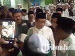 Calon-Wakil-Presiden-Mahfud-MD-usai-salat-berjamaah-dengan-para-santri-Ponpes-Nurul-Qarnain-Jember.jpg