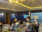 Calon-penumpang-KA-saat-menikamti-hidangan-di-ruang-tunggu-Luxury-Lounge.jpg