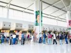 Calon-penumpang-antre-di-area-check-in-Bandara-Internasional-Juanda.jpg