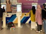 Calon-penumpang-gunakan-mesin-self-service-untuk-pesan-tiket-kereta-api-di-Stasiun-Gubeng.jpg