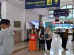 Calon-penumpang-menanti-jadwal-keberangkatan-di-area-ruang-tunggu.jpg