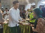 Camat-Kebomas-Tri-Joko-Efendi-membagikan-nasi-kebuli-kepada-warga.jpg