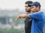 Caretaker-PSIS-Semarang-M-Ridwan-memberi-institusi-ke-pemainnya.jpg