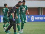 Center-bek-Persebaya-Dusan-Stevanovic-berjalan-ke-luar-lapangan-usai-mengalami-cedera.jpg