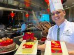 Chef-Ferdiansyah-menunjukan-kue-untuk-hampers-Tahun-Baru-Imlek.jpg