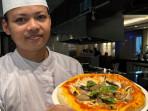 Chef-Yogi-menunjukan-sajian-pizza-yang-dibuatnya-menggunakan-ragi-alami-atau-starter-sourdough.jpg