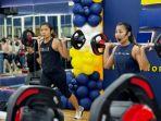 Coach-Grace-dan-Lina-saat-melatih-belasan-peserta-latihan-bodypump-di-Fitnessworks-Samator-Surabaya.jpg