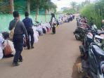Cuplikan-para-murid-belajar-di-luar-sekolah-karena-gedung-disegel.jpg