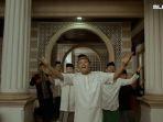Cuplikan-video-klip-lagu-Ramadhan-Datang-yang-dinyanyikan-Sule.jpg