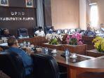 DPRD-dan-Pemkab-Jember-membahas-Raperda-Retribusi-Daerah-melalui-jaringan-kabel-internet.jpg