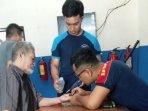 Damkar-Kabupaten-Kediri-menolong-warga-yang-panik-karena-jarinya-terjepit-cincin.jpg