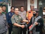Dandim-0833Kota-Malang-Letkol-Kav-Heru-Wibowo-Sofa-menyerahkan-kunci-rumah.jpg