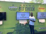 David-Kibet-pelari-asal-Kenya-salah-satu-peserta-Green-Force-Run-2024-saat-mengambil-Race-Pack.jpg