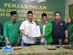 Debby-Kurniawan-putra-mantan-Bupati-Lamongan-Alm-Fadeli-saat-menyerahkan-berkas-pendaftaran.jpg