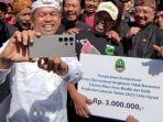 Dedi-Mulyadi-beri-upah-Rp6-M-ke-tukang-becak-dan-kusir-jelang-mudik.jpg