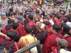 Demo-Mahasiswa-IMM-di-Gedung-DPRD-Jember-berakhir-ricuh.jpg