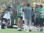 Dengan-arahan-Pelatih-Persebaya-Josep-Gombau-para-pemain-Persebaya-berlatih.jpg
