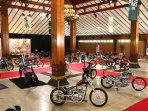 Deretan-motor-kustom-karya-builder-lokal-Jawa-Timur-dipamerkan-dalam-ajang-Mocopart-2025.jpg