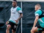 Diego-Mauricio-striker-asing-Persebaya-Surabaya-menjalani-sesi-latihan-tim-di-Lapangan-ABC-surabaya.jpg