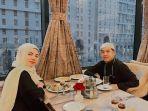 Dinar-Candy-pamer-penampilan-cantik-mengenakan-hijab-saat-beribadah-umrah-bersama-Ko-Apex.jpg