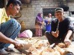 Dinas-Pertanian-dan-Perkebunan-Kabupaten-Kediri-mengajari-petani-nanas-membuat-pupuk-organik.jpg